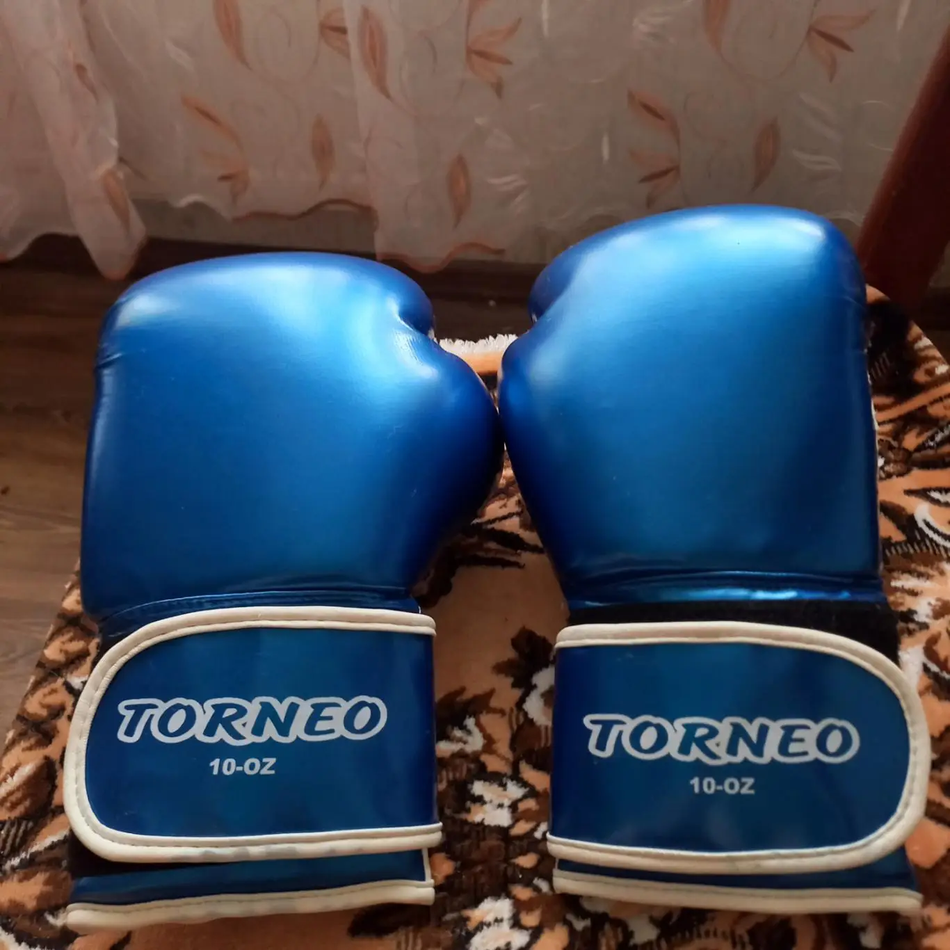 Боксерские перчатки,Торнео 10 унций новые Пакистан.