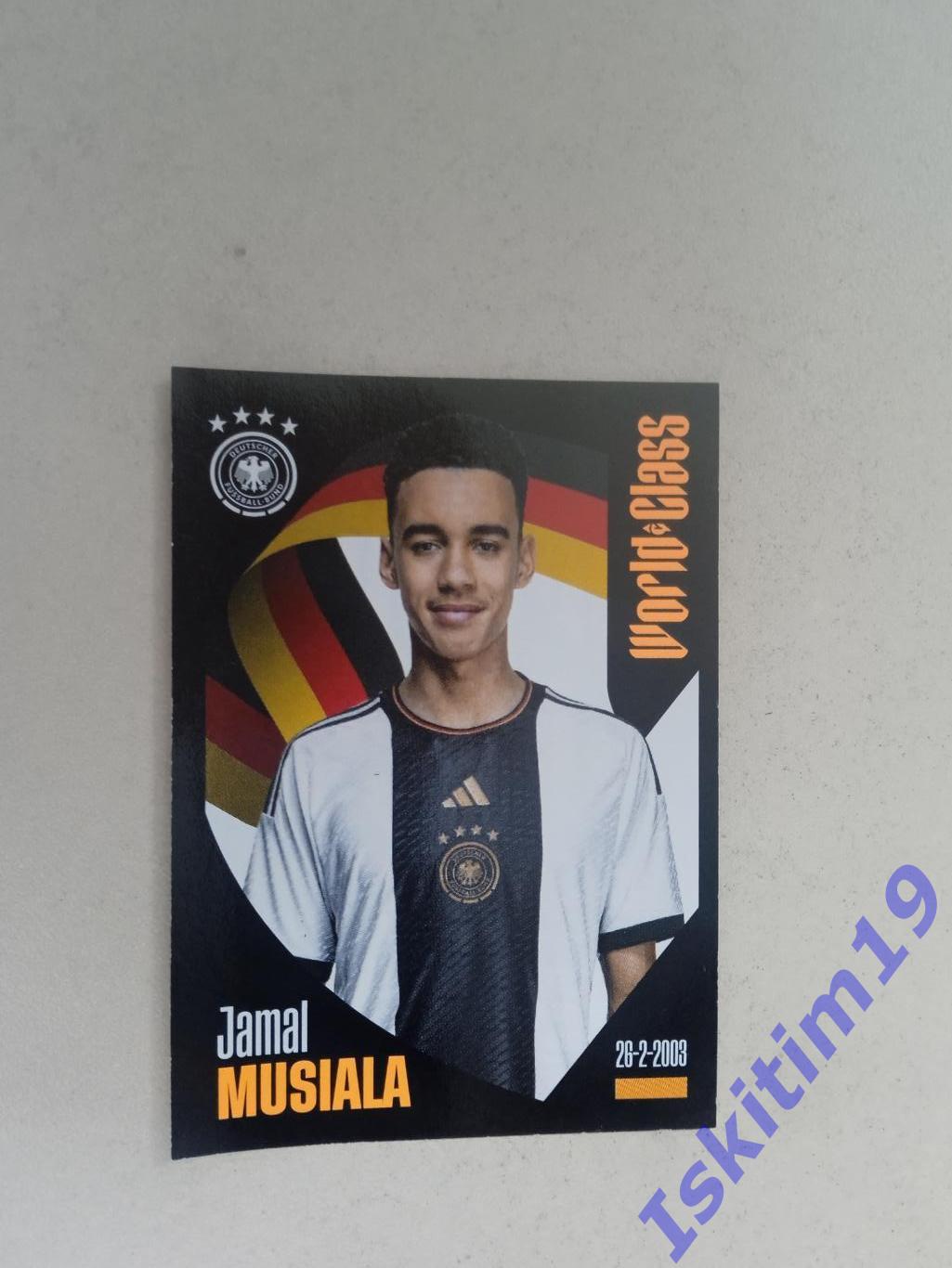 Наклейка Panini FIFA World Class 2024 № 88 Джамал Мусиала