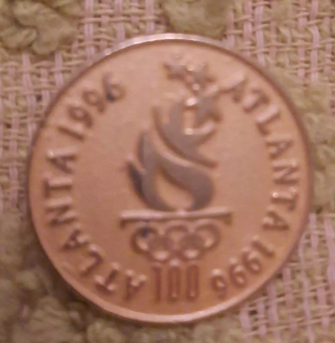 Знак Олимпиада Атланта 1996 золотистый (номер)