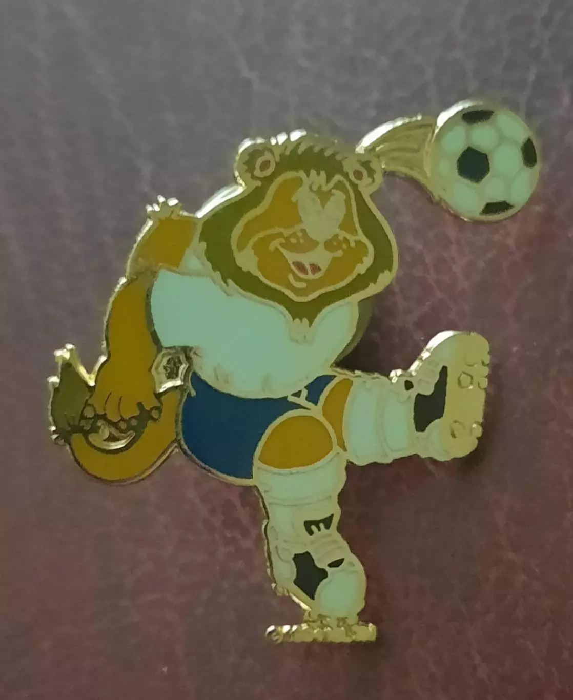 Знак футбол Чемпионат Европы 1996 в Англии. талисман, маскот 1