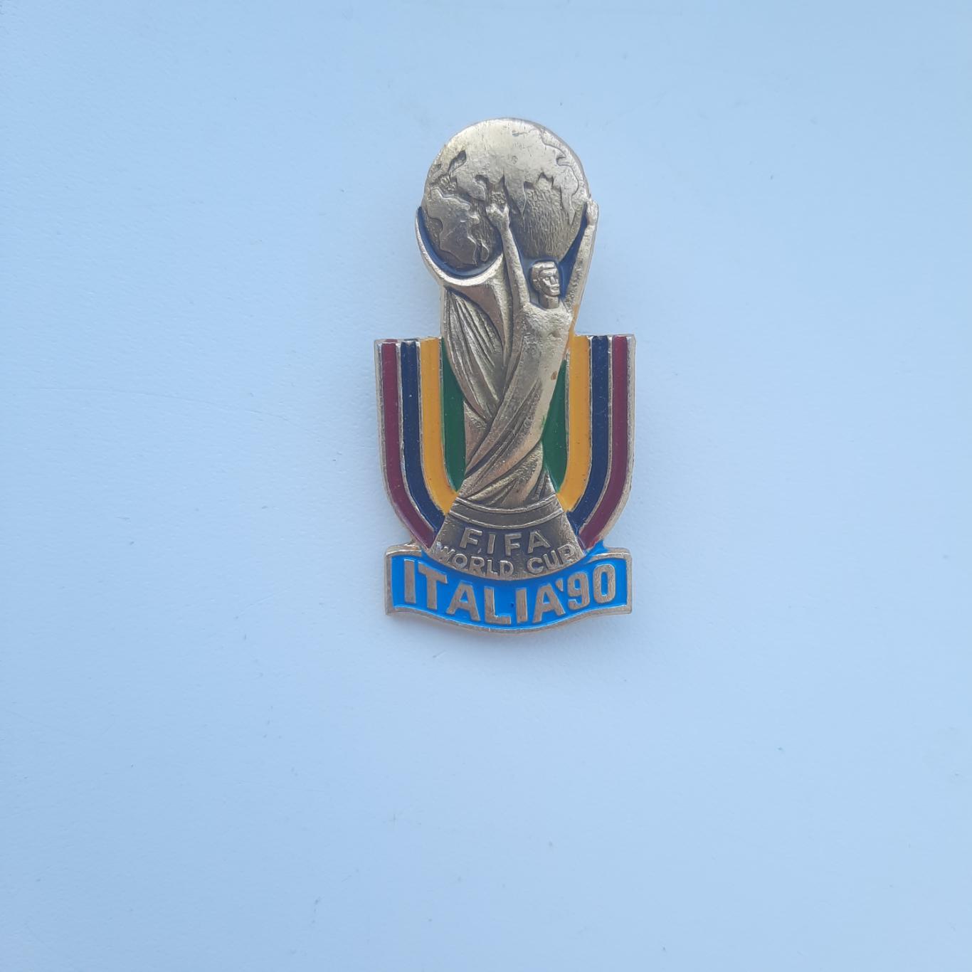 Знак футбол значок Чемпионат мира по футболу Италия 1990 4